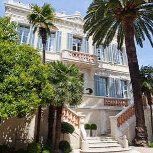 Fantastiskt och moderniserat Riviera-palats n&auml;ra havet och Cannes.